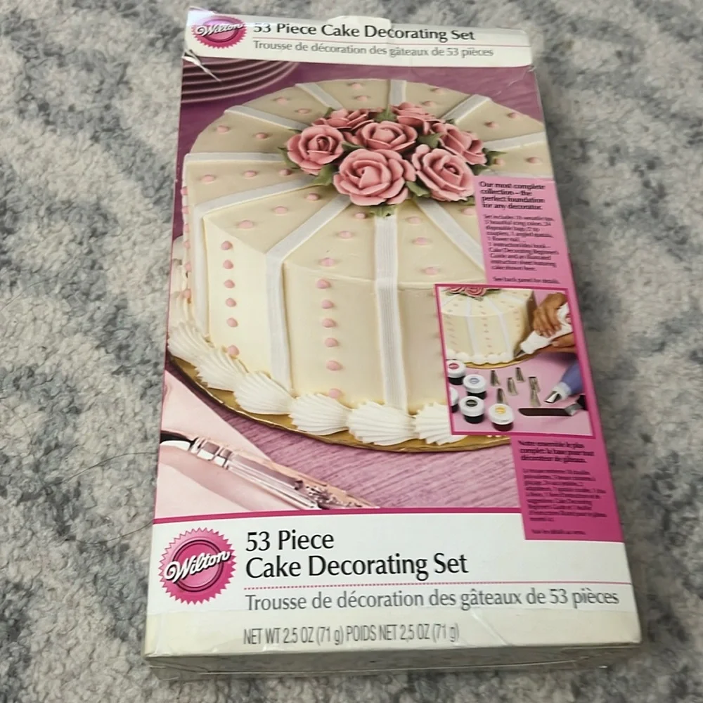 Cake decorating set